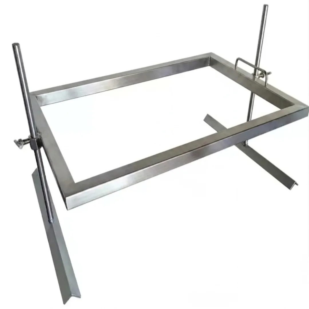 Un marco rectangular con soporte ajustable para acampar.