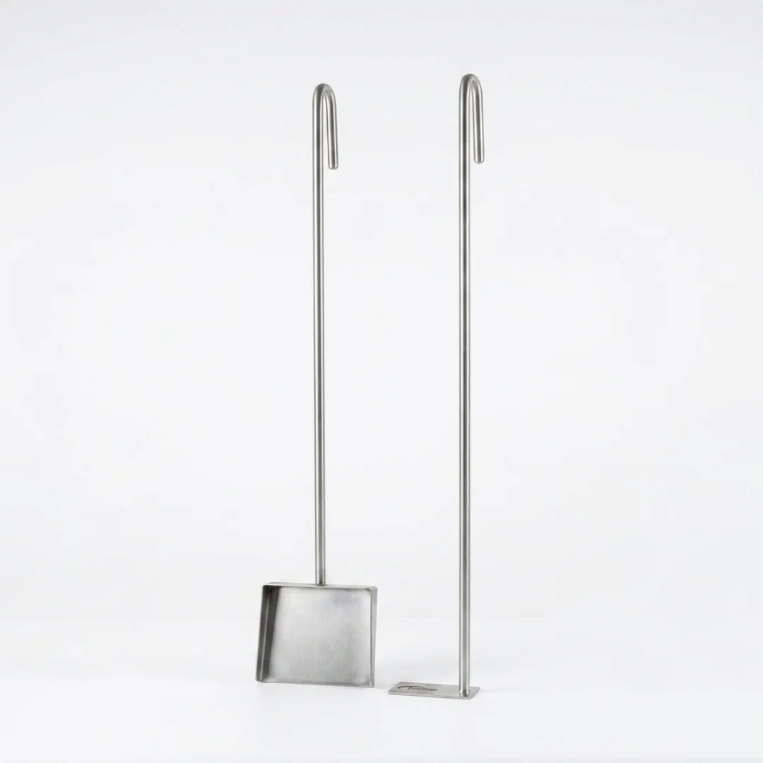 un set de pala y atizador modelo 1, todo de acero inoxidable.