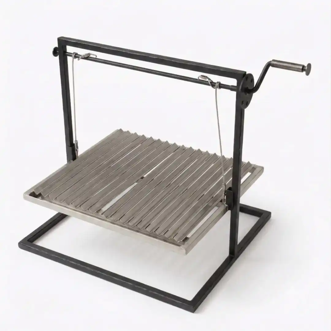 unas parrillas en forma de V y acumulador desmontables con marco de acero inoxidable, en una base y mecanismo de ajuste de altura lateral manual de de fierro pintado para altas temperaturas.