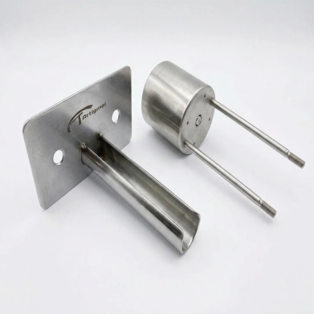 Un conjunto de soportes para motor 60ktyz y asador en fogòn de ladrillos para quinchos.