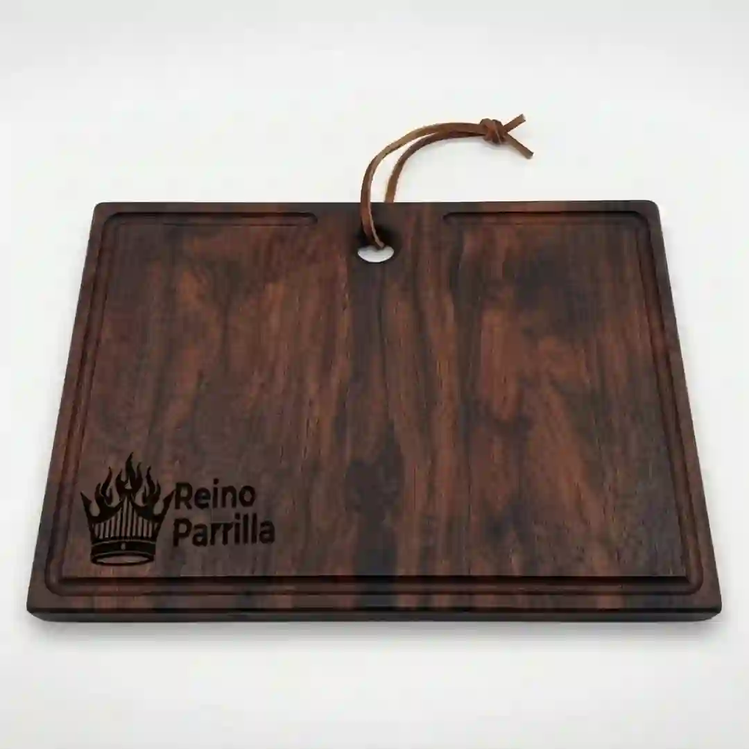 Una tabla de madera para picar alimentos.